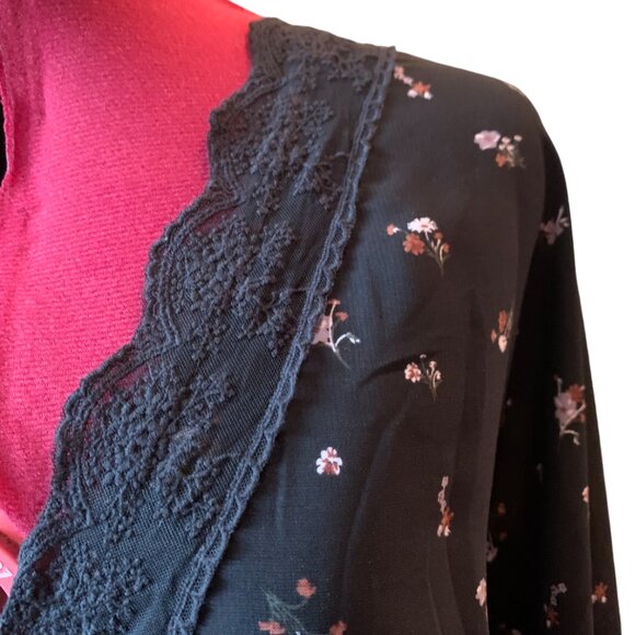 ICONE - Large black short blouse short with lace plunging v-neck small flowers - Picture 3 of 8
